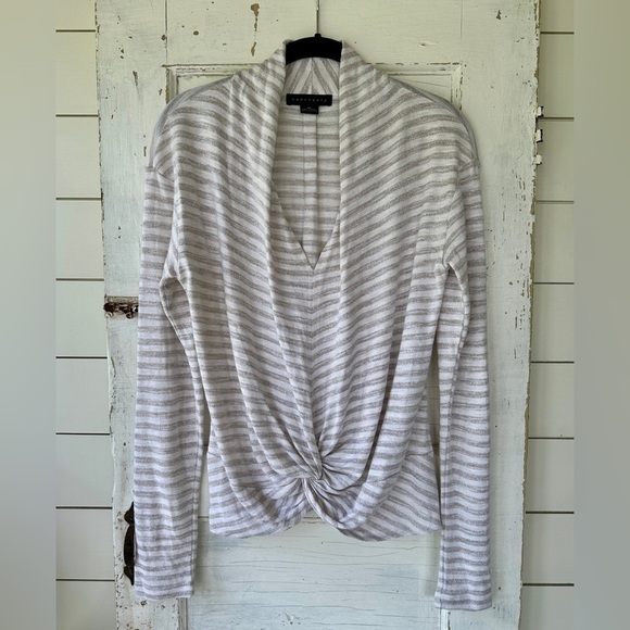 Sanctuary Tops - SANCTUARY, WOMENS, LIGHTWEIGHT, LONG SLEEVE TOP WITH DRAPE FRONT. SIZE XS